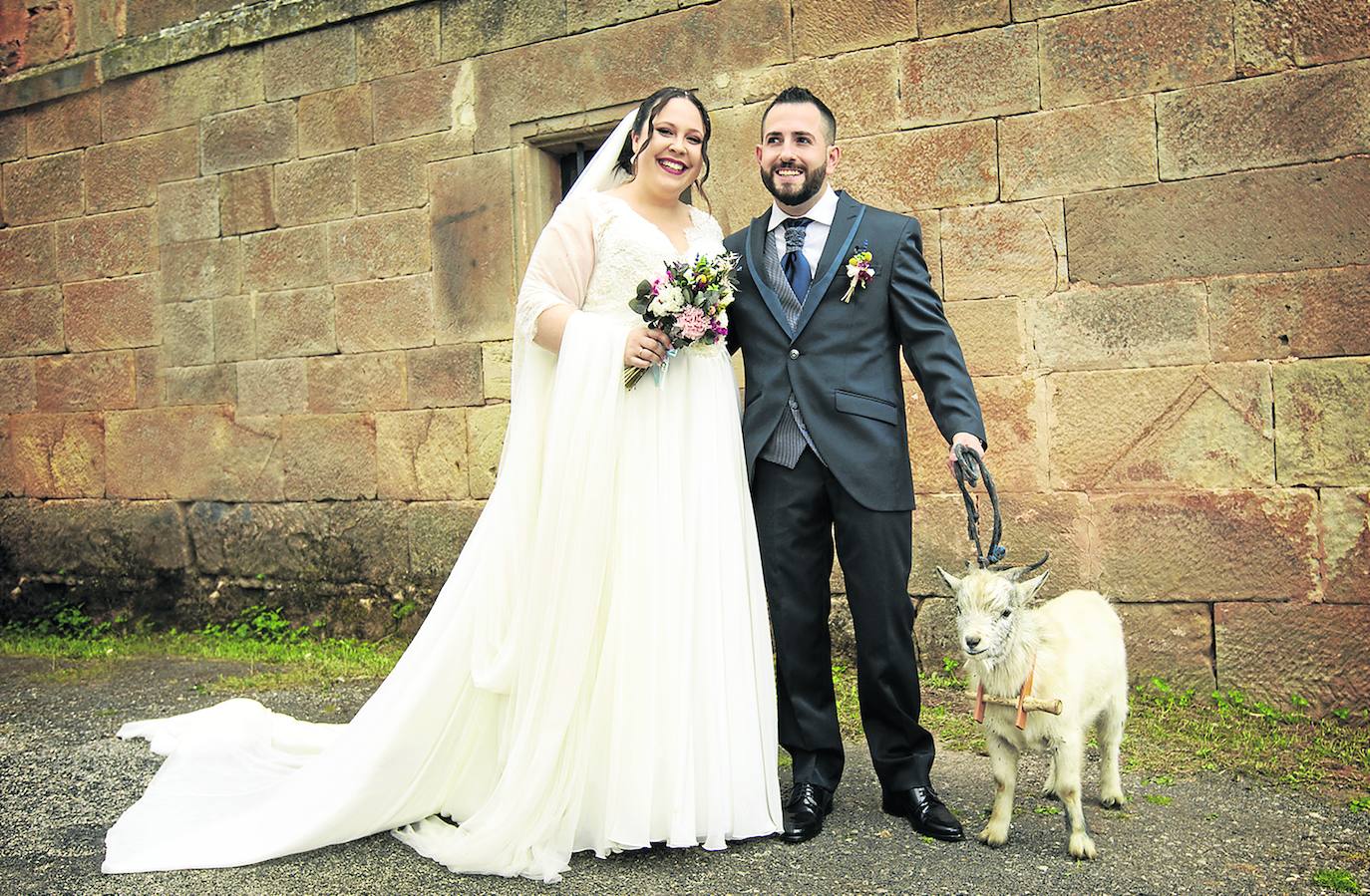 María Velarde y Víctor Fernández se casaron el pasado 22 de mayo en Cubillo de Ebro. Al salir de la iglesia sus amigos les regalaron una cabra enana.