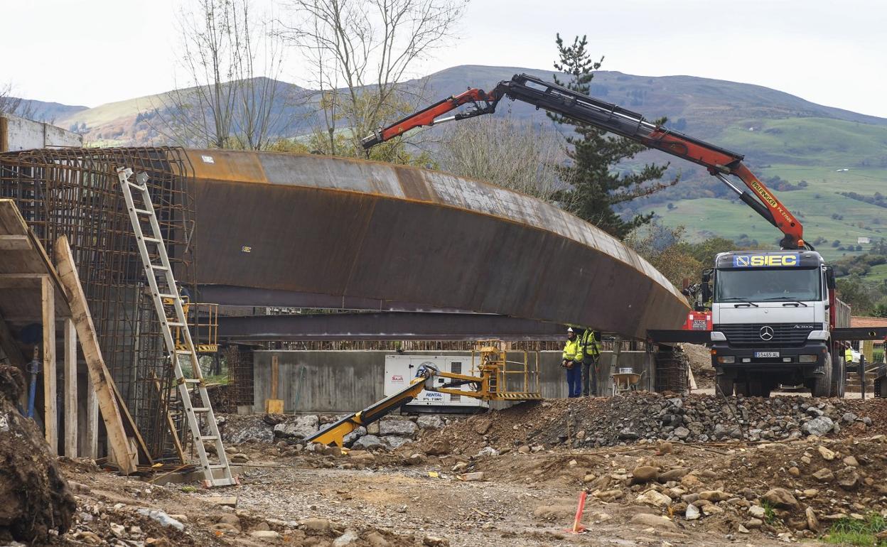 Imagen que presentaba ayer el puente sobre el Pisueña entre Vega de Villafufre y Saro. 