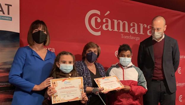 María Sánchez, consejera de Economía del Gobierno de Cantabria, junto a Javier López Estrada, alcalde de Torrelavega, Carmen Terán Fernández, presidenta de la ONG, y dos de los niños participantes.