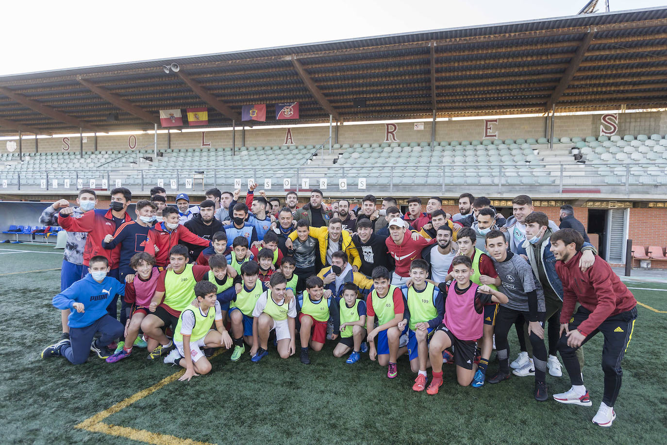 Fotos: Los jugadores del Solares celebran su emparejamiento con el Espanyol