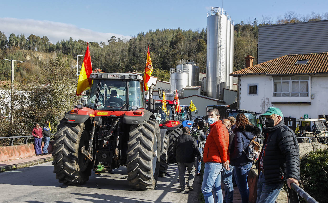 Fotos: La tractorada de Arenas de Iguña, en imágenes