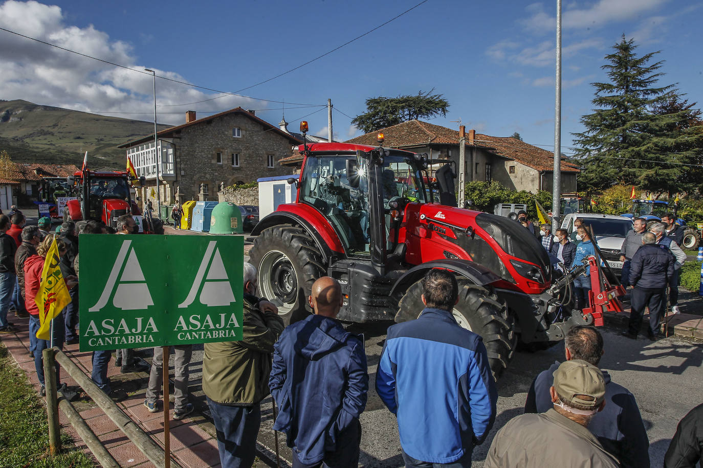 Fotos: La tractorada de Arenas de Iguña, en imágenes