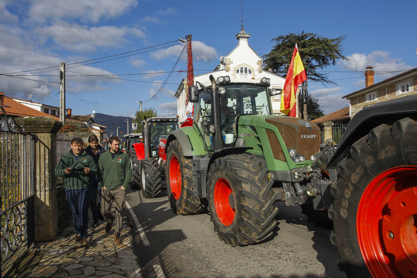 Fotos: La tractorada de Arenas de Iguña, en imágenes