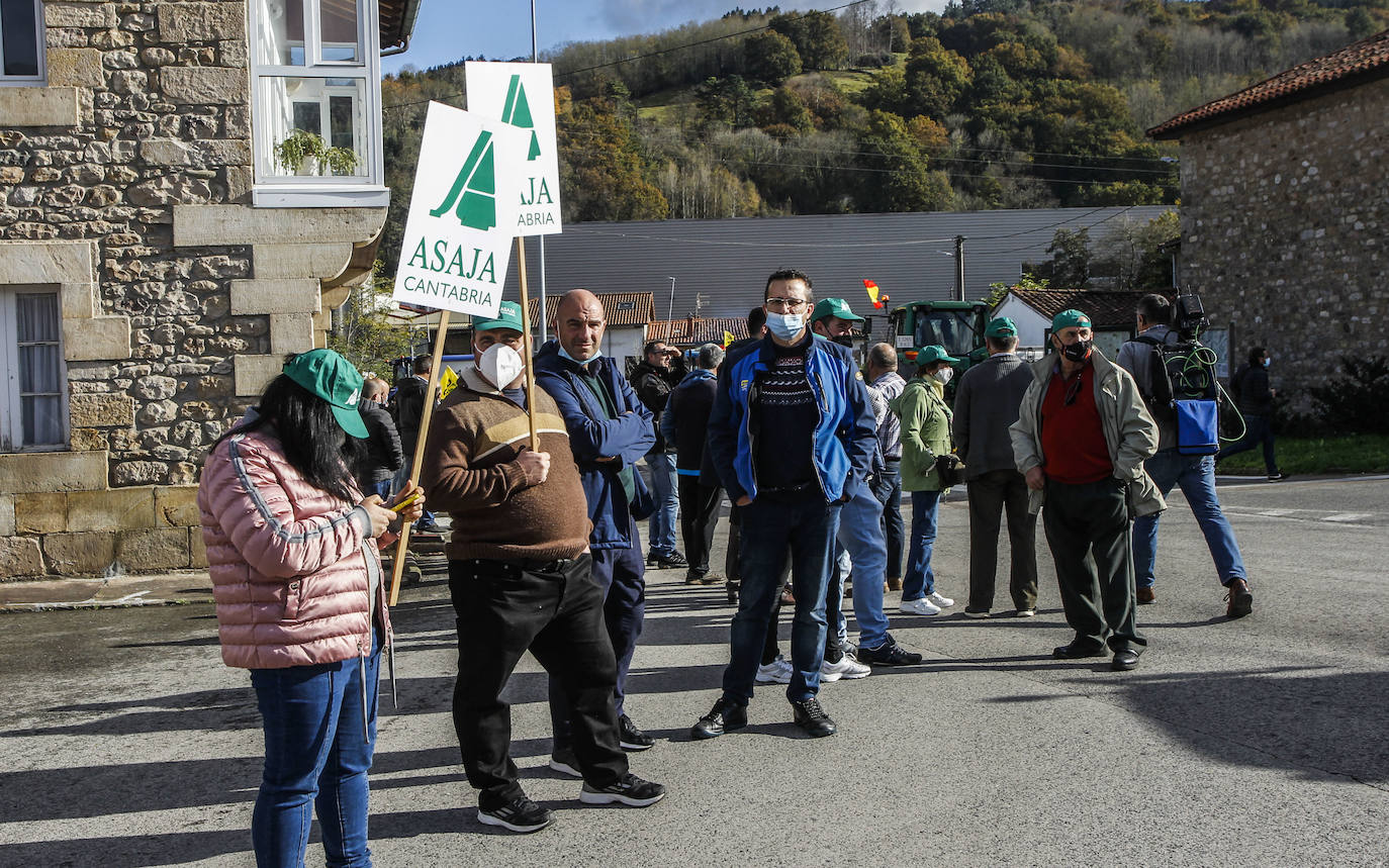 Fotos: La tractorada de Arenas de Iguña, en imágenes