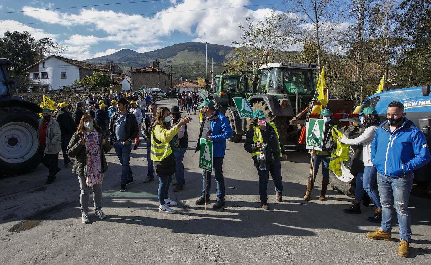 Fotos: La tractorada de Arenas de Iguña, en imágenes