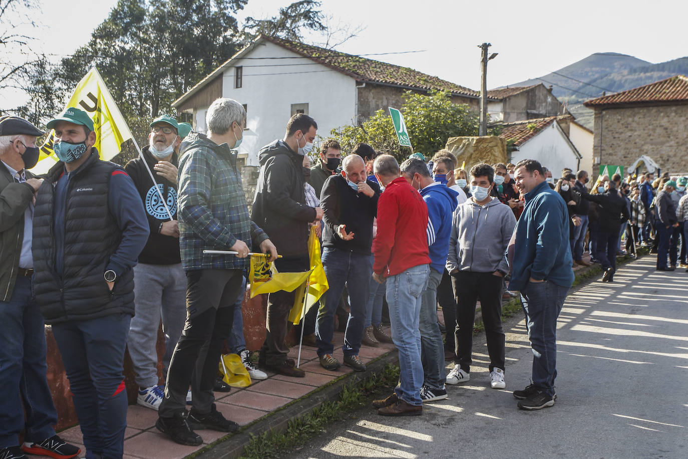 Fotos: La tractorada de Arenas de Iguña, en imágenes