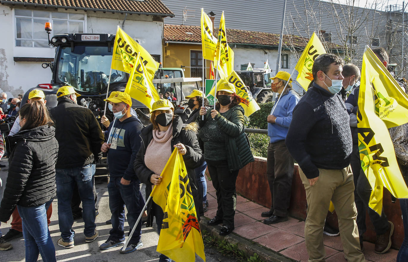 Fotos: La tractorada de Arenas de Iguña, en imágenes