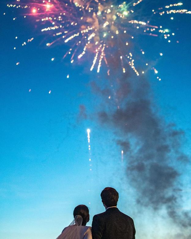 Momento especial con el lanzamiento de fuegos artificiales.