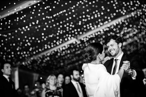 La pareja en pleno baile, enamorados y felices.