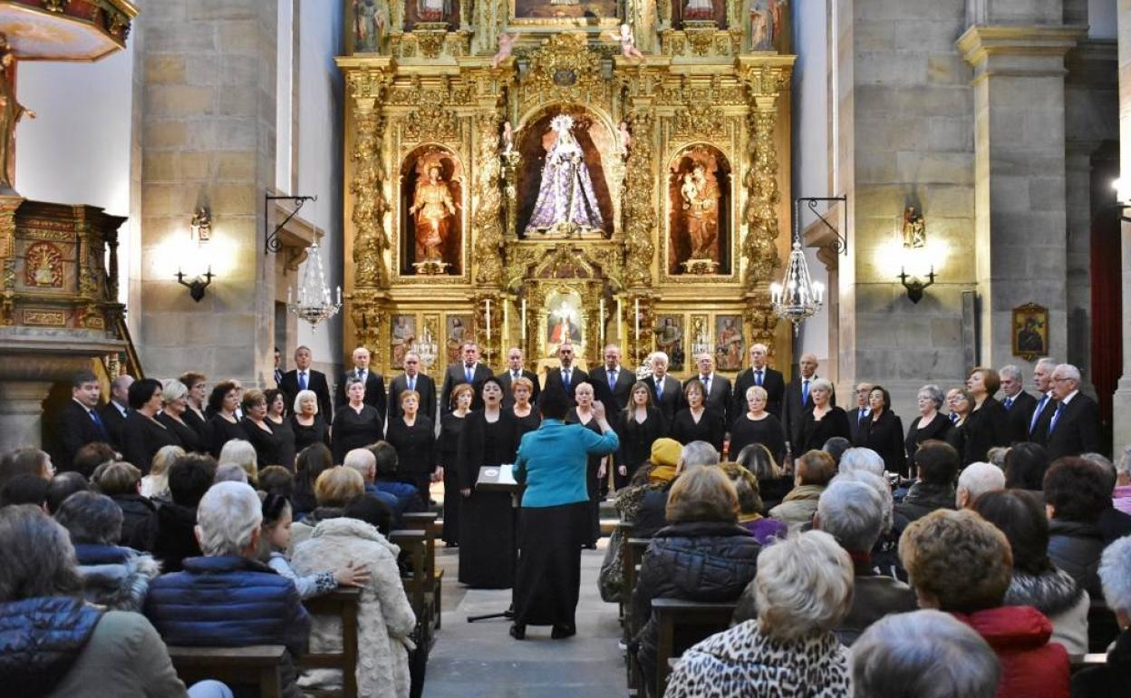 Actuación de la Coral de Los Corrales en la iglesia parroquial.