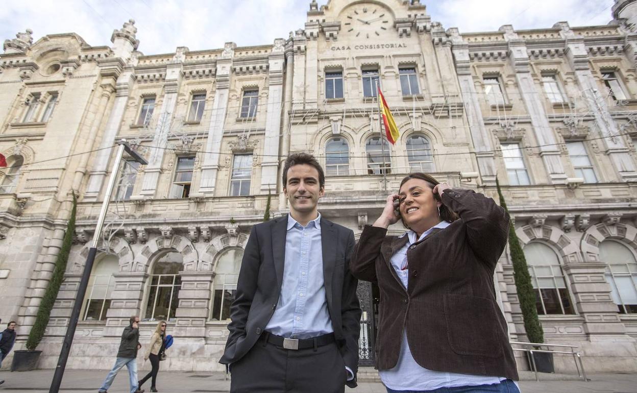 Casares y Pérez comparten lista. Fueron rivales en las primarias del PSOE de Santander en 2014.