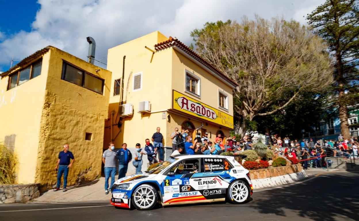 El Skoda de Llarena y Fernández, en uno de los tramos de ayer en el Rally Islas Canarias. 