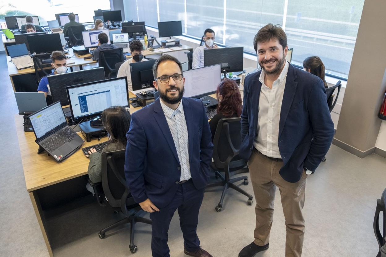 Alberto Monge y Manuel Coterillo, en las nuevas instalaciones de LIS Data Solutions en Bezana. 