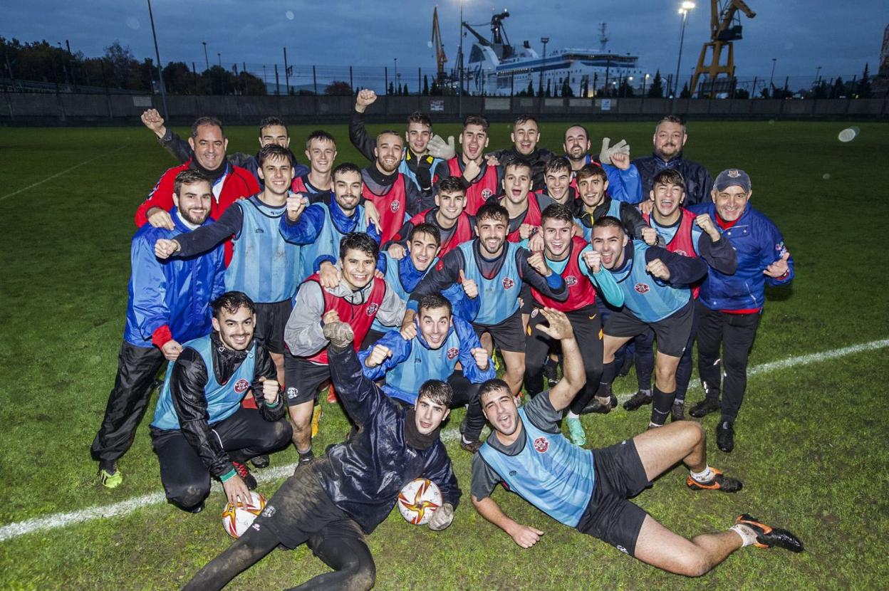 La plantilla del Solares, antes de su encuentro ante el Nalón, el que les clasificó para la siguiente ronda de la Copa del Rey. 