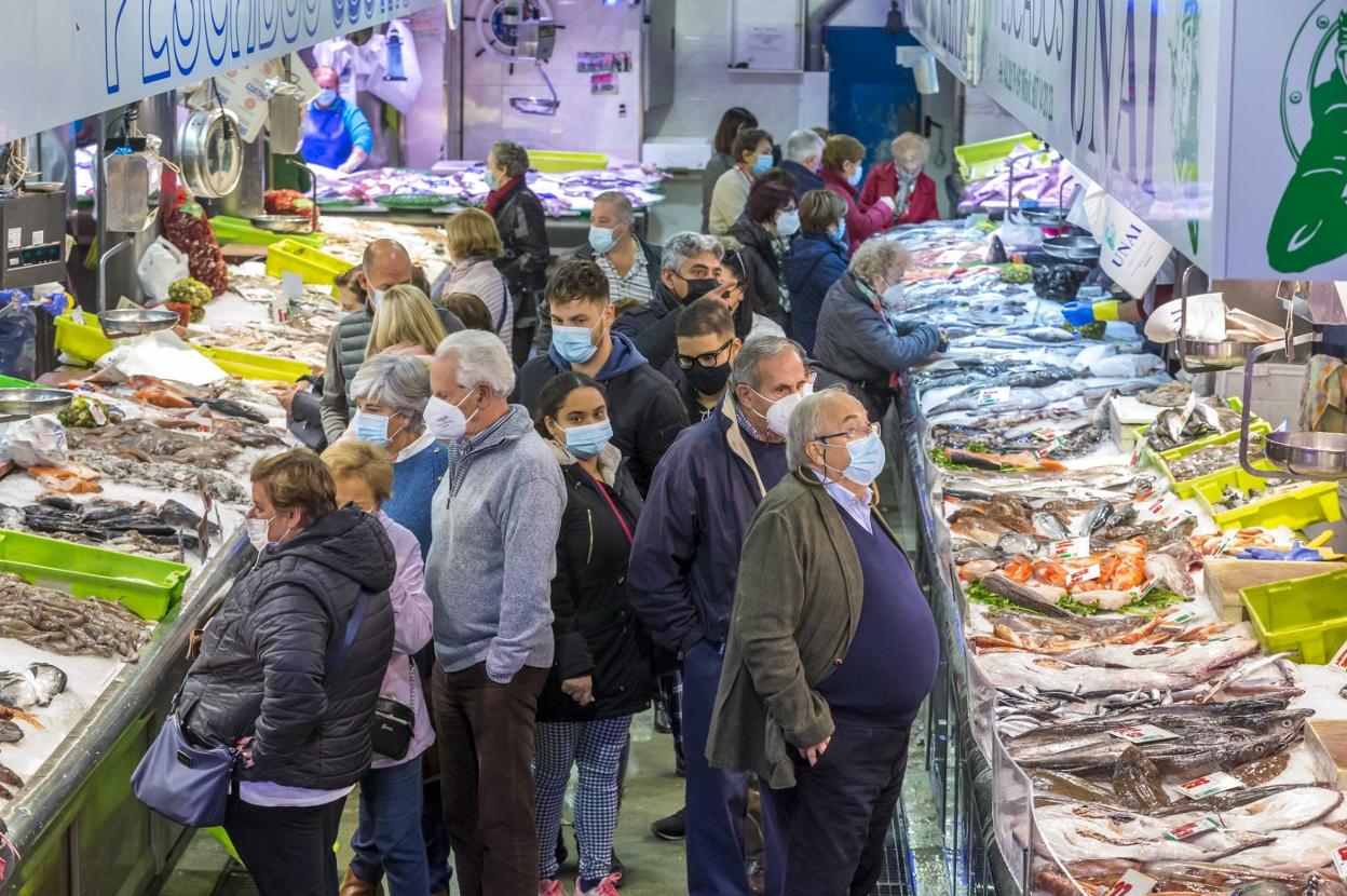 Compradores en la plaza de La Esperanza de Santander ante unos mostradores lleno de pescado fresco. 