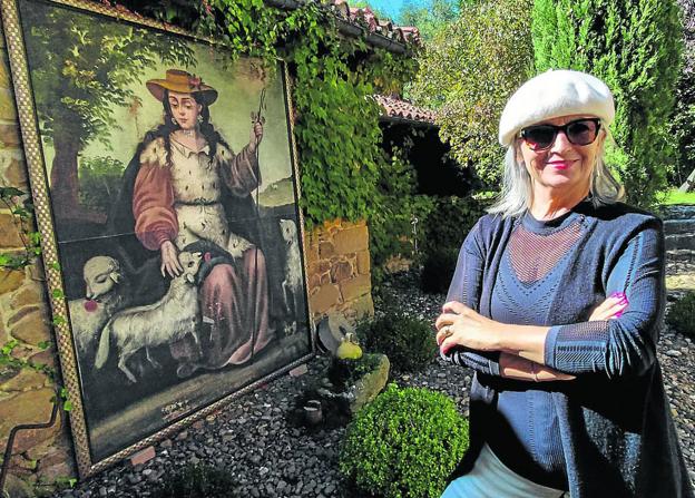 Celia Tejada, en el patio del Molino de Tejada, en Valderredible. 