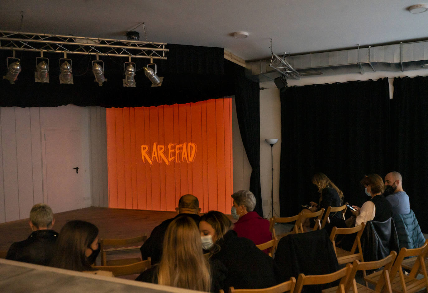 El desfile presentación de la firma Rarefad en el Centro Cultural Montaraz de Santander sorprendió por su visión del hecho pandémico.