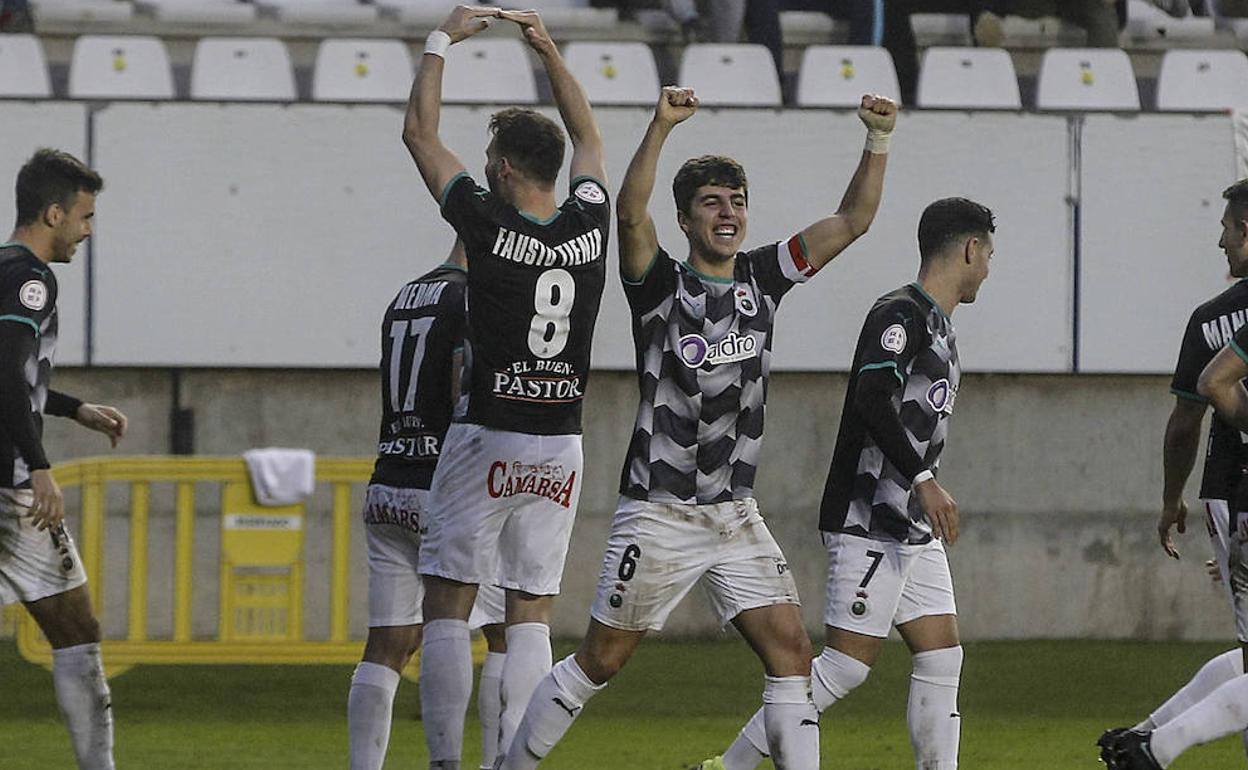 Fausto Tienza, de espaldas, celebra el primer gol del Racing, que anotó él mismo. 