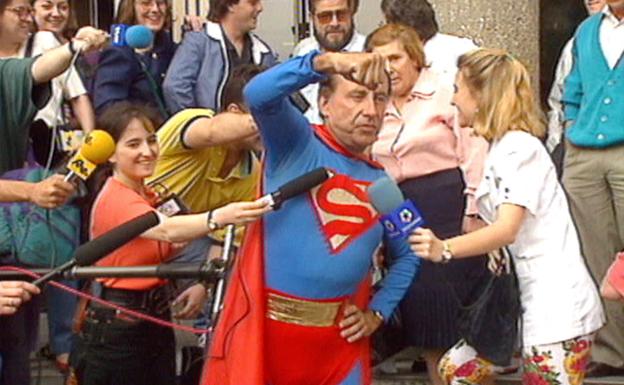 Jose María Ruiz-Mateos, vestido de Superman, en los juzgados. 