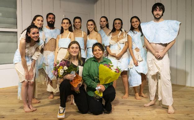 Foto final del desfile con las creadoras de la firma Rarefad y sus modelos.