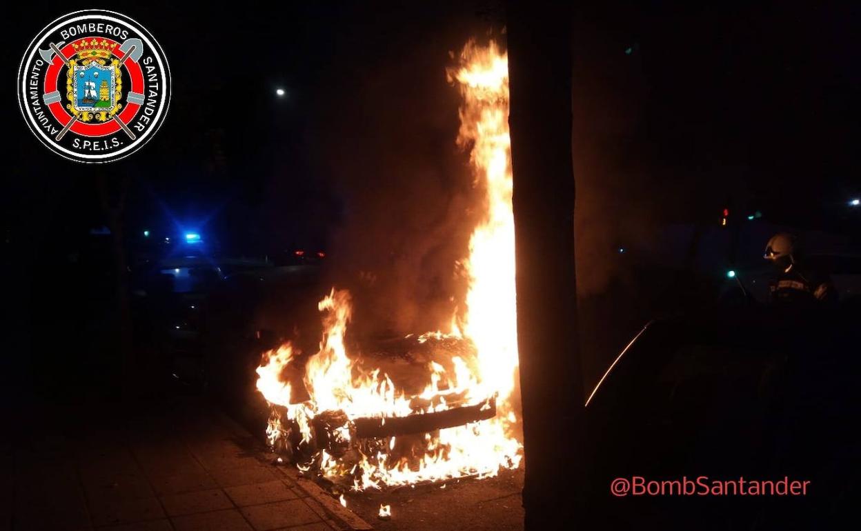 Uno de los contenedores que han quedado totalmente calcinados en la calle Juan de la Cosa.