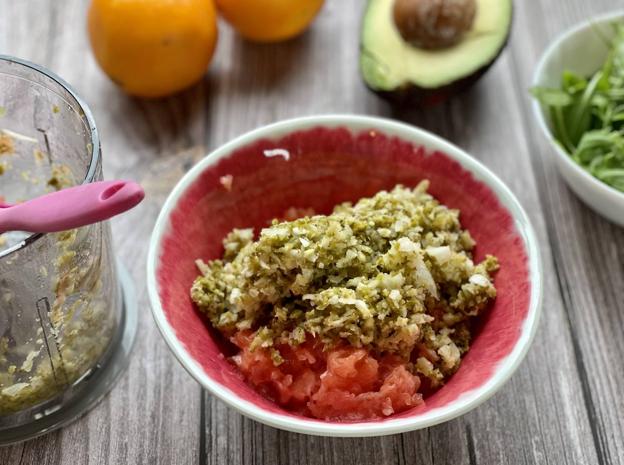 Mezcla las dos picadas y añade la salsa de soja y la harina de avena.