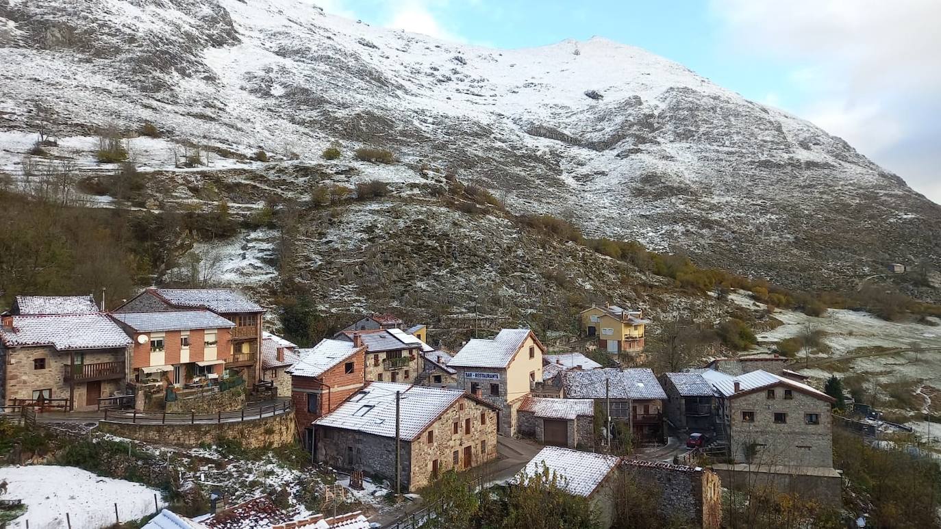 Nieve en el pueblo de Tresviso.