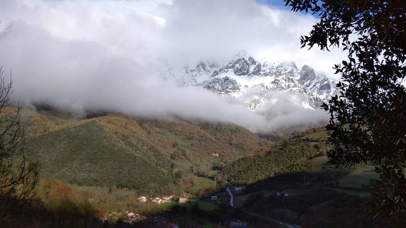 Vista de esta mañana del Valle de Camaleño y el Macizo Oriental de Picos de Europa.