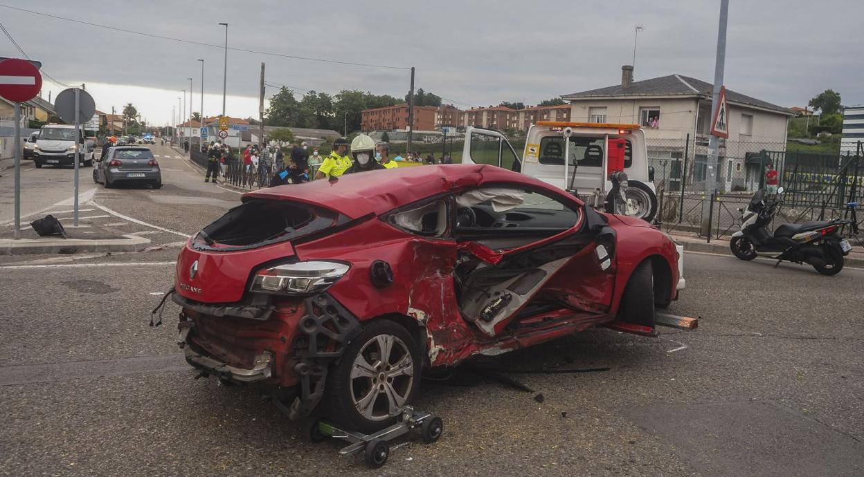 Estado en el que quedó el Renault Megane en el que viajaban las dos mujeres que fallecieron en 2020 en el accidente de la rotonda de Corbán. 