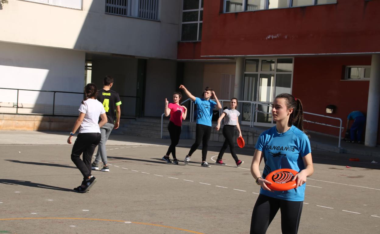 Un grupo de alumnos juega en la pista polideportiva del IES Lope de Vega 