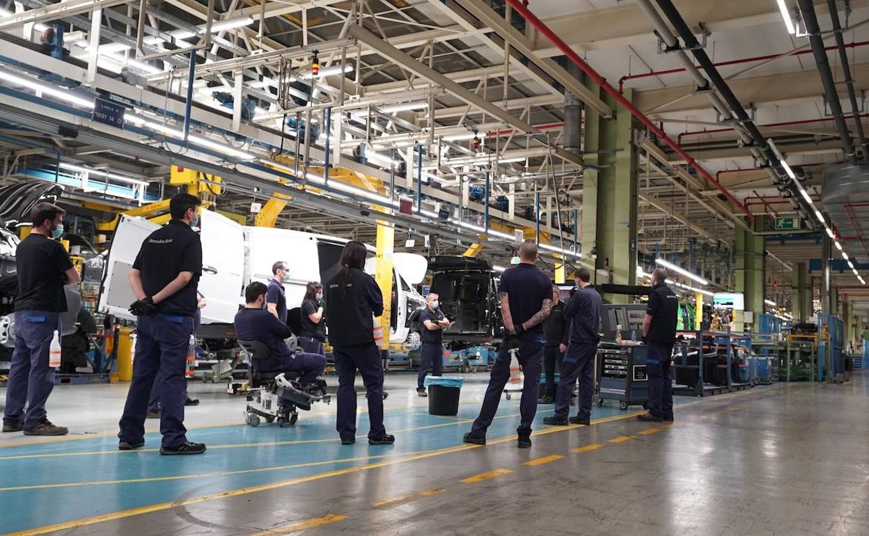 Trabajadores de la planta de fabricación de Mercedes-Benz en Vitoria. 