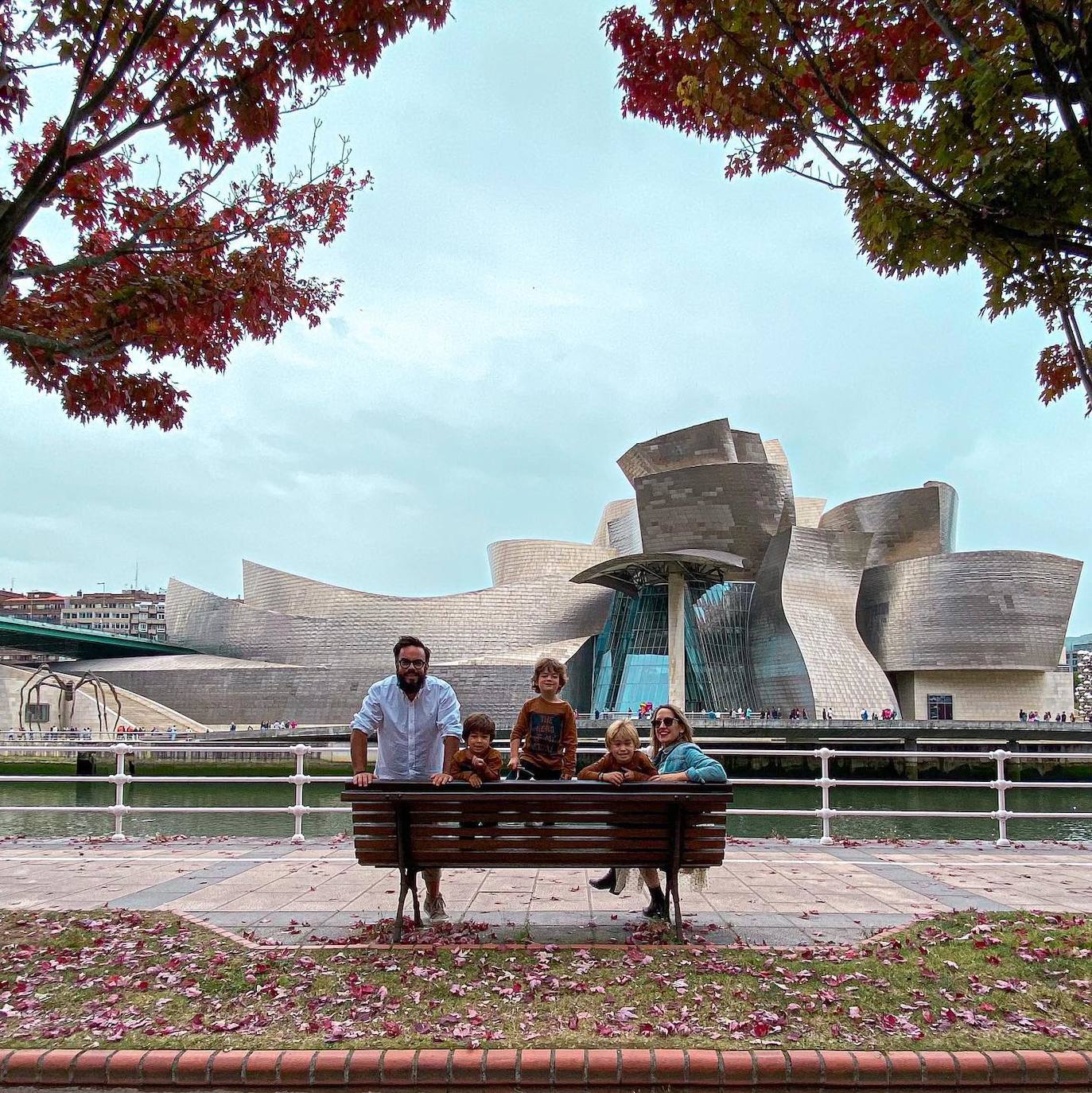 De visita a Bilbao, ciudad natal del padre, con el Museo Guggenheim de fondo.