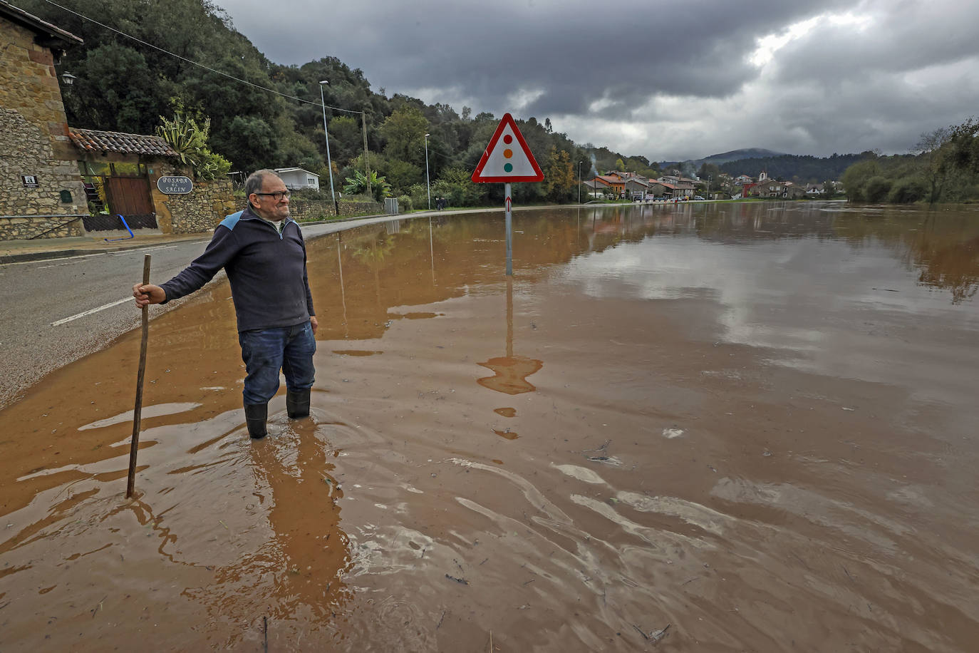 Una balsa de agua corta la carretera en Muñorrodero