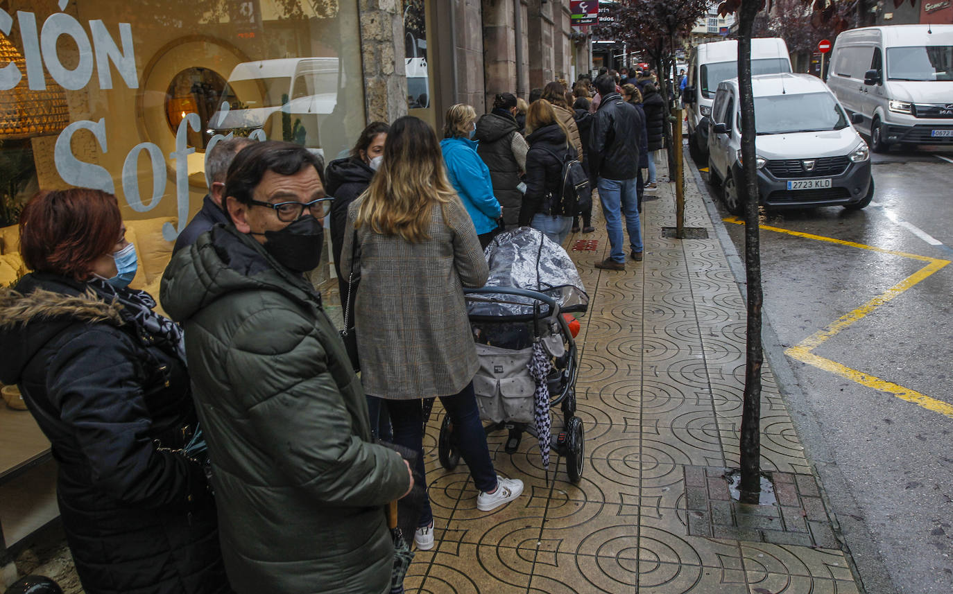 Fotos: Colas físicas y virtuales para conseguir entrar a la Fábrica de Navidad