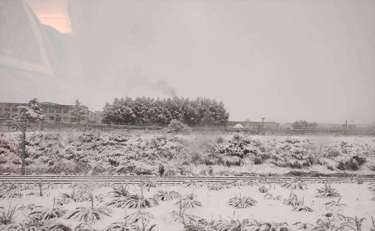 Vista desde el interior del tren, con destino Madrid, que ha tenido que parar en Palencia tras el congelamiento del cambiador de ancho de vía