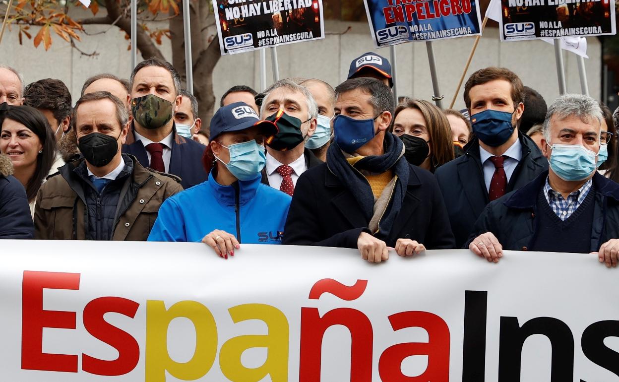 Casado y Abascal participaron ayer en Madrid en la concentración frente a la delegación del Gobierno. 