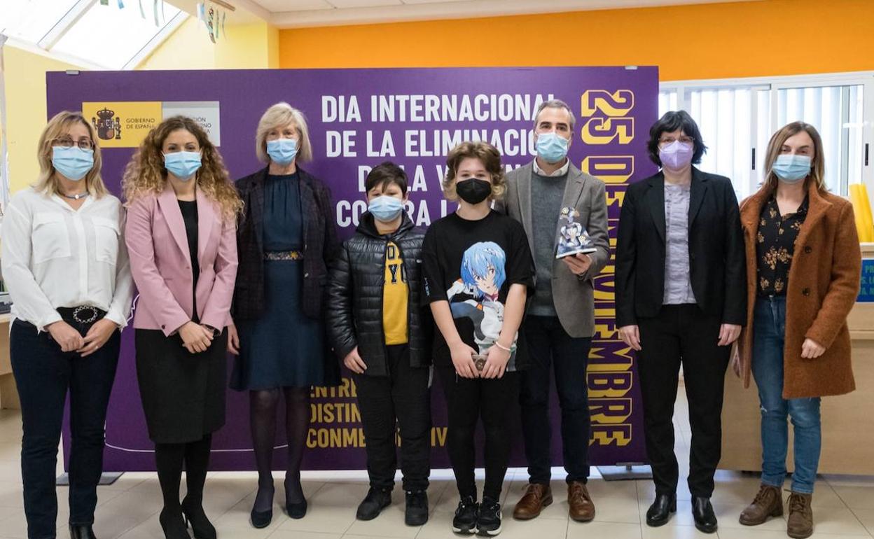 Alumnos del instituto IES Lope de Vega junto a los representantes insitucionales y de la sociedad que este miércoles han acudido a la biblioteca del instituto.