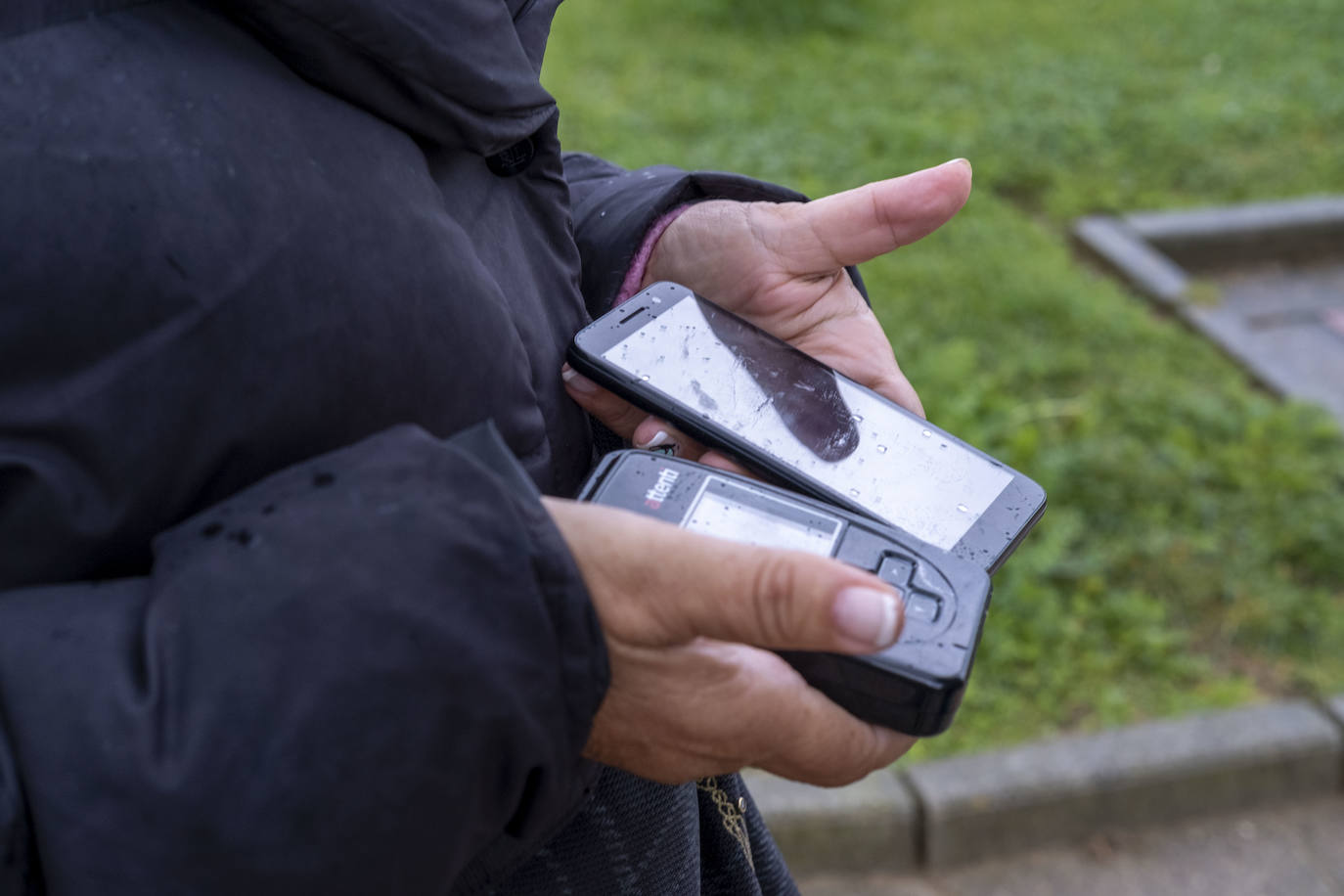 Tres teléfonos en el bolso: el que llama a la policía, el propio y el que conecta con el servicio Cometa