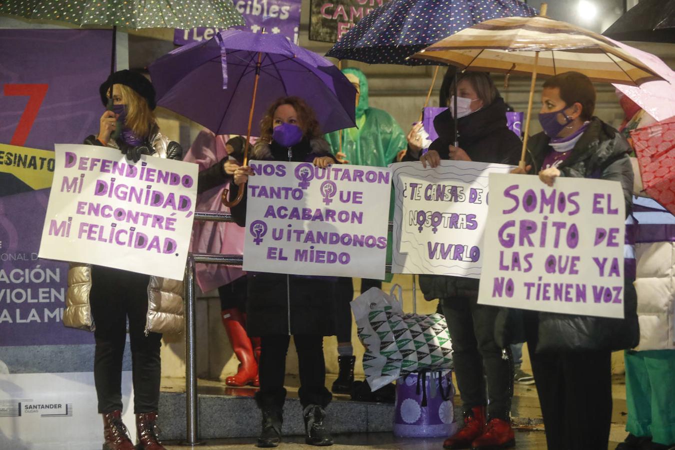 Bien protegidas de la lluvia, un millar de personas marcharon contra la violencia machista.