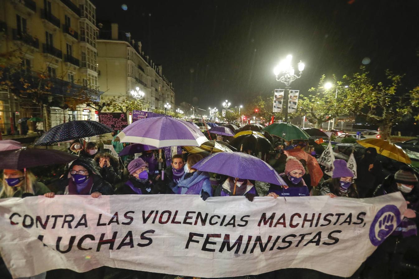 Bien protegidas de la lluvia, un millar de personas marcharon contra la violencia machista.