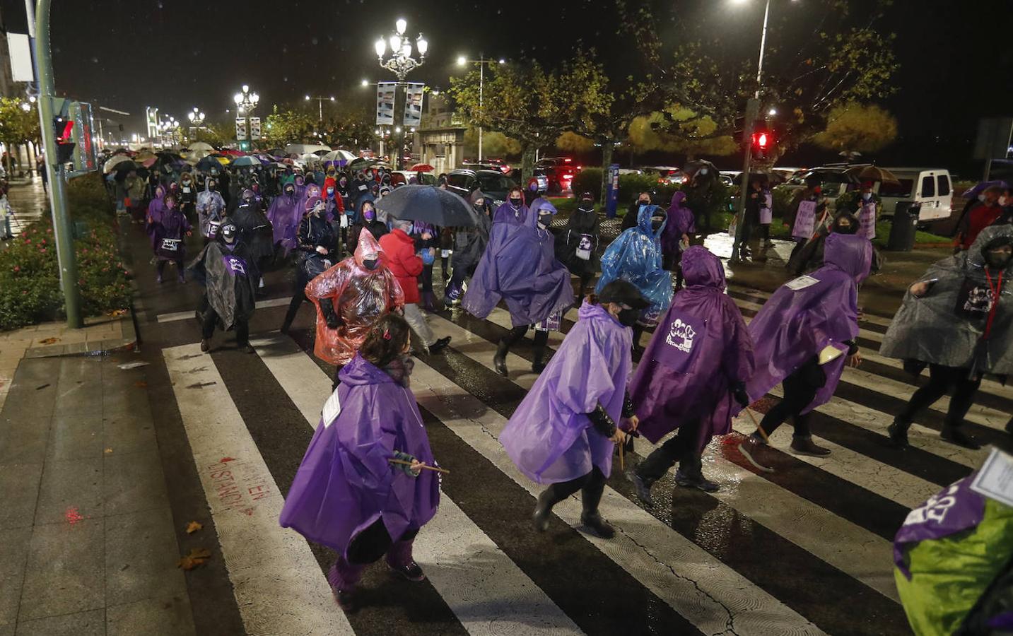 Bien protegidas de la lluvia, un millar de personas marcharon contra la violencia machista.