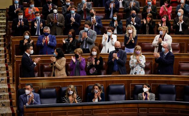 Los diputados del grupo socialista, entre ellos Pedro Sánchez, aplauden este jueves a la ministra de Hacienda tras la aprobación de los Presupuestos en el Congreso.