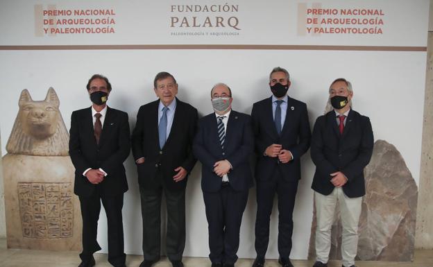 De izquierda a derecha, Pablo Arias, Antonio Gallardo Ballart, Miquel Iceta, Pablo Zuloaga y Roberto Ontañón, ayer, tras la entrega del galardón al proyecto de La Garma en el Museo Arqueológico Nacional.