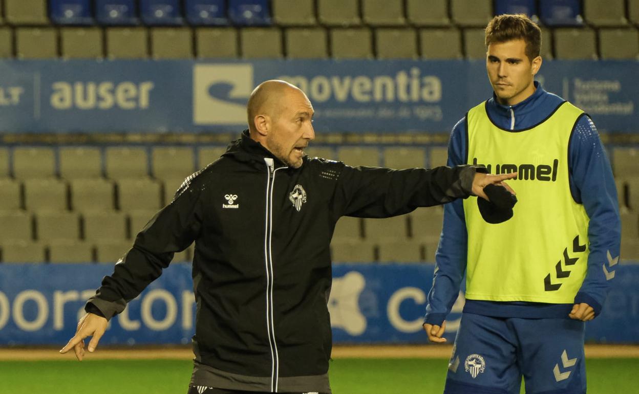 Munitis dirige su primer entrenamiento. 