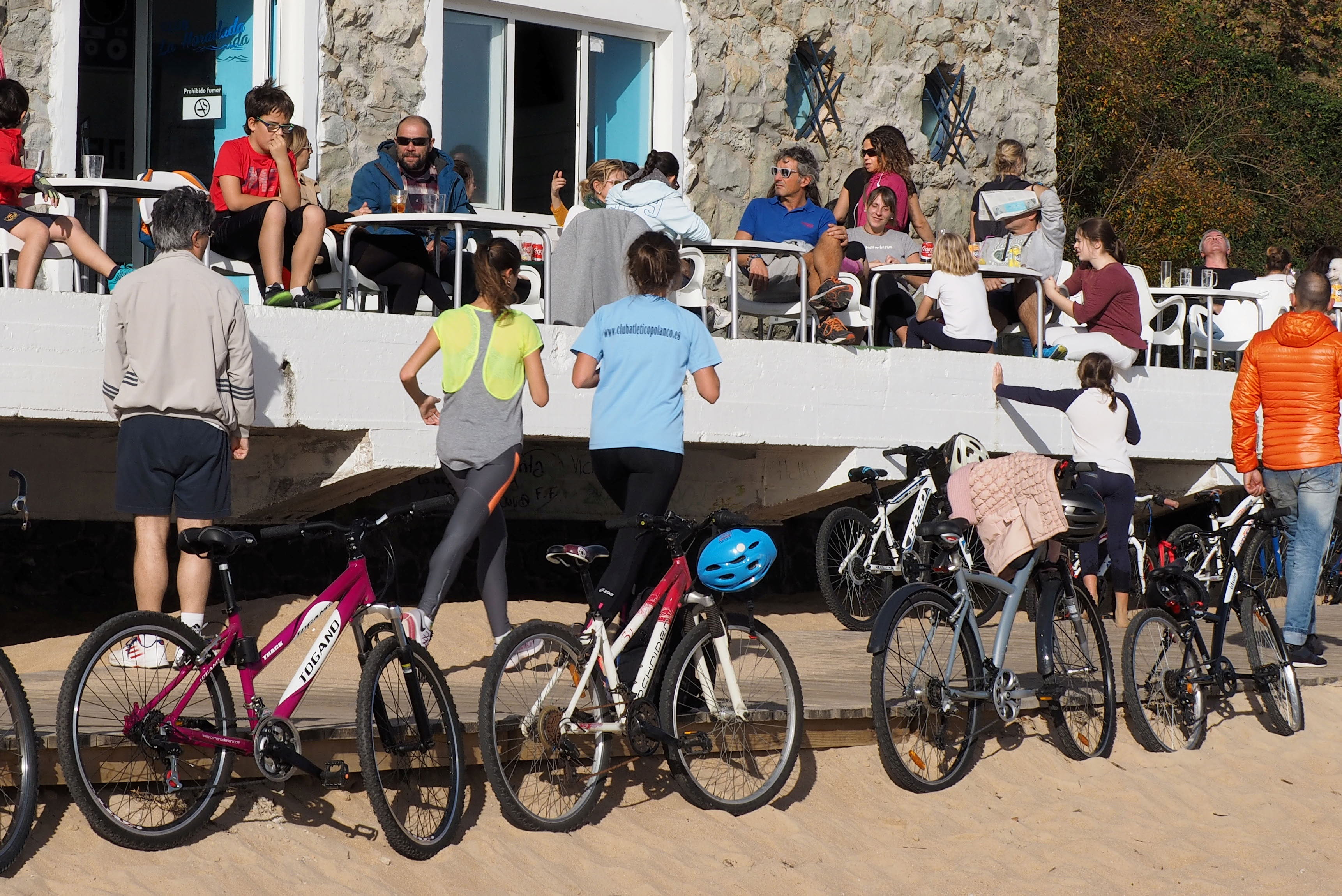 08/12/2016. Playa de los Peligros, Santander. Pasarela peatonal y carril bici y terraza de La Horadada.