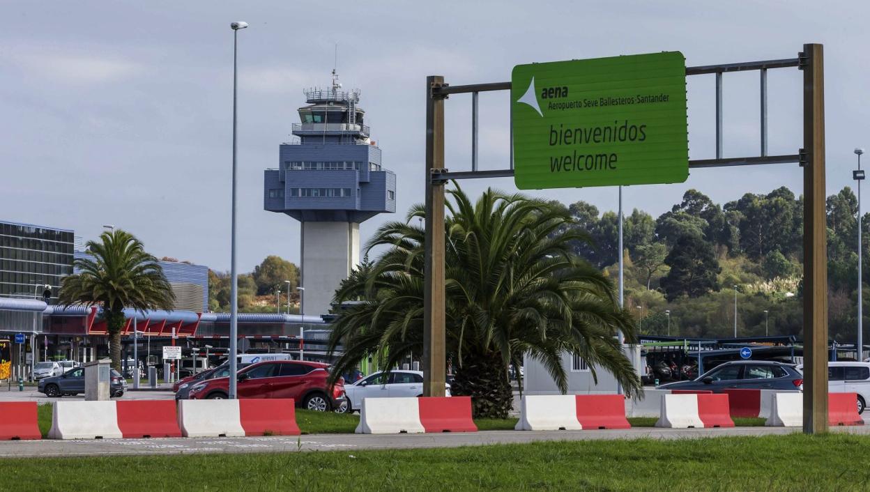 Acceso para vehículos al aeropuerto Seve Ballesteros Santander. 