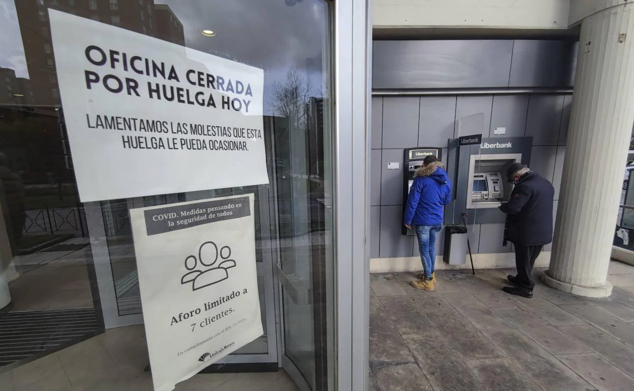 Oficina de Unicaja Banco en Cazoña (Santander), cerrada por la huelga. 