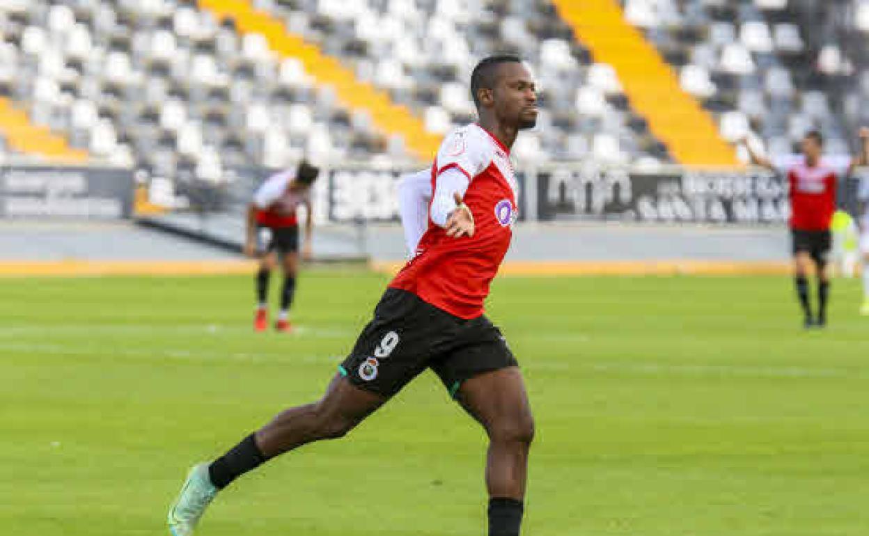 Cedric durante un partido entre Racing de Santander y Club Deportivo Badajoz disputado en el Estadio Nuevo Vivero.