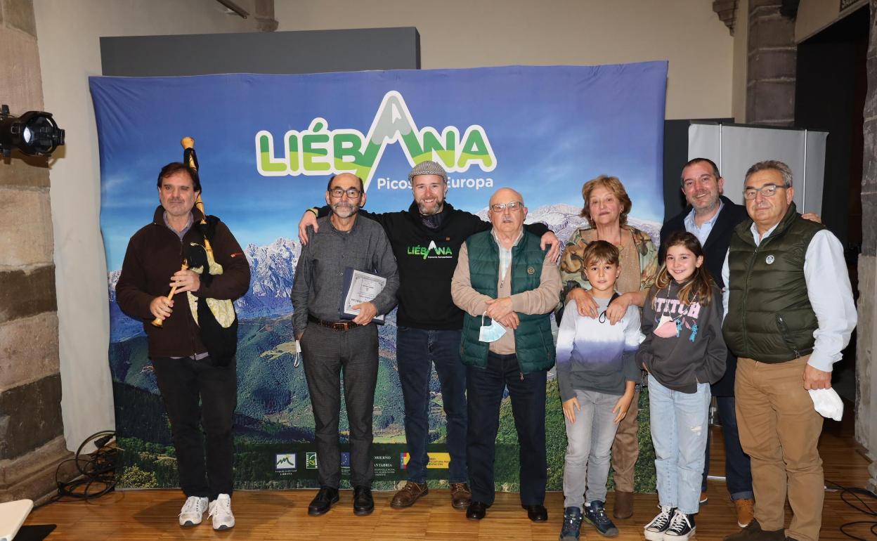 Familiares y ponentes en el homenaje póstumo tributado en Potes al poeta lebaniego, Antonio Casares 