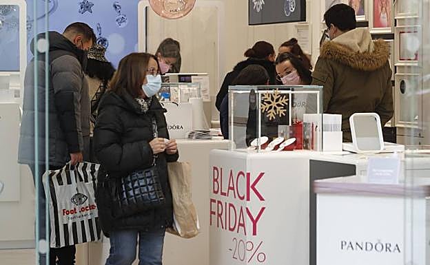 El mal tiempo no frena las compras del Viernes negro en Cantabria